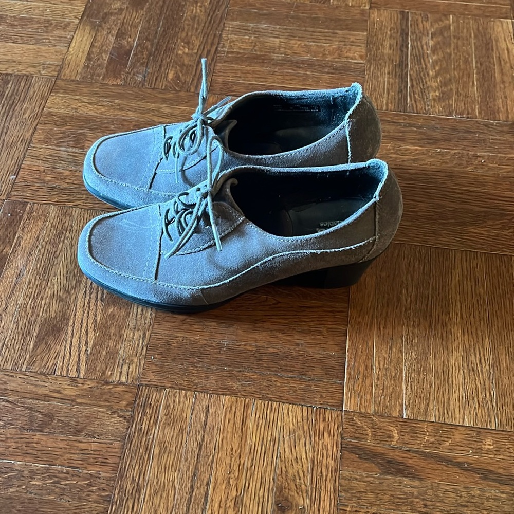 Clarks Gray Oxfords Sleek Formal Elegance